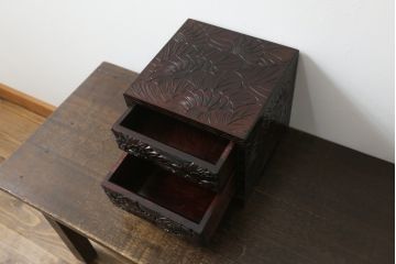 中古　美品　日光彫り　大胆にあしらわれた花の意匠が魅力的な小引き出し(小物収納、卓上収納)(R-071399)