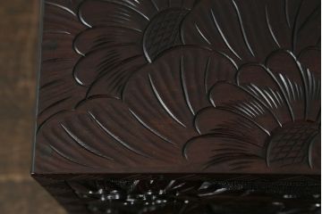 中古　美品　日光彫り　大胆にあしらわれた花の意匠が魅力的な小引き出し(小物収納、卓上収納)(R-071399)