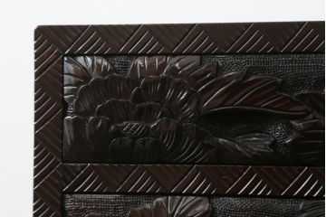 中古　美品　日光彫り　大胆にあしらわれた花の意匠が魅力的な小引き出し(小物収納、卓上収納)(R-071399)