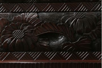 中古　美品　日光彫り　大胆にあしらわれた花の意匠が魅力的な小引き出し(小物収納、卓上収納)(R-071399)