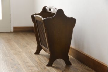 中古　カリモク家具(karimoku)　シックな色合いが魅力的なマガジンラック(本立て、収納)(R-071401)
