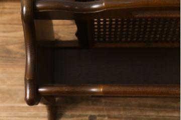 中古　カリモク家具(karimoku)　シックな色合いが魅力的なマガジンラック(本立て、収納)(R-071401)