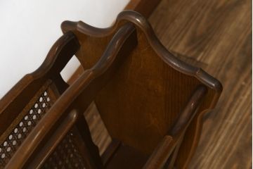 中古　カリモク家具(karimoku)　シックな色合いが魅力的なマガジンラック(本立て、収納)(R-071401)