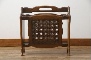 中古　カリモク家具(karimoku)　シックな色合いが魅力的なマガジンラック(本立て、収納)(R-071401)
