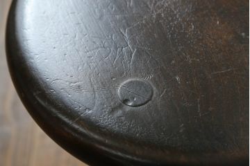 和製ビンテージ　松本民芸家具　丸みを帯びたフォルムが可愛らしい三脚スツール(板座チェア、椅子、イス、花台、ヴィンテージ)(R-071402)