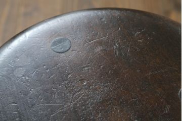 和製ビンテージ　松本民芸家具　丸みを帯びたフォルムが可愛らしい三脚スツール(板座チェア、椅子、イス、花台、ヴィンテージ)(R-071402)
