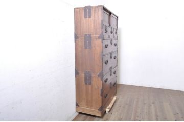 和製アンティーク　特注　上手物!!　前面欅(ケヤキ)材　内部桐材　立派なぶ厚い金具の三段重ね東北衣装箪笥(時代箪笥、和タンス、衣装たんす、収納タンス、引き出し、重ねタンス)(R-071403)