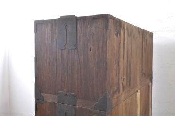 和製アンティーク　特注　上手物!!　前面欅(ケヤキ)材　内部桐材　立派なぶ厚い金具の三段重ね東北衣装箪笥(時代箪笥、和タンス、衣装たんす、収納タンス、引き出し、重ねタンス)(R-071403)