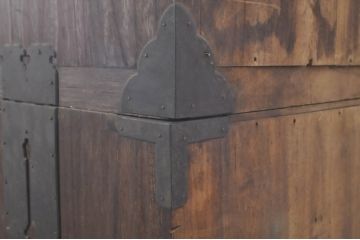 和製アンティーク　特注　上手物!!　前面欅(ケヤキ)材　内部桐材　立派なぶ厚い金具の三段重ね東北衣装箪笥(時代箪笥、和タンス、衣装たんす、収納タンス、引き出し、重ねタンス)(R-071403)