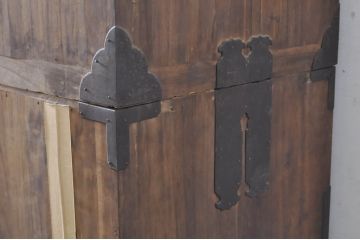 和製アンティーク　特注　上手物!!　前面欅(ケヤキ)材　内部桐材　立派なぶ厚い金具の三段重ね東北衣装箪笥(時代箪笥、和タンス、衣装たんす、収納タンス、引き出し、重ねタンス)(R-071403)