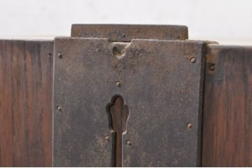 和製アンティーク　特注　上手物!!　前面欅(ケヤキ)材　内部桐材　立派なぶ厚い金具の東北衣装箪笥ローボード(テレビ台、テレビボード、収納箪笥、和タンス、時代箪笥、引き出し、戸棚、収納棚)(R-071404)
