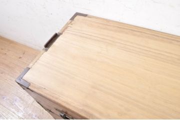 和製アンティーク　特注　上手物!!　前面欅(ケヤキ)材　内部桐材　立派なぶ厚い金具の東北衣装箪笥ローボード(テレビ台、テレビボード、収納箪笥、和タンス、引き出し、ローチェスト)(R-071405)