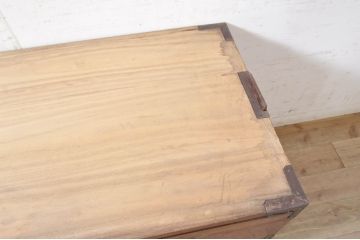 和製アンティーク　特注　上手物!!　前面欅(ケヤキ)材　内部桐材　立派なぶ厚い金具の東北衣装箪笥ローボード(テレビ台、テレビボード、収納箪笥、和タンス、引き出し、ローチェスト)(R-071405)