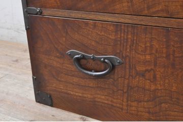和製アンティーク　特注　上手物!!　前面欅(ケヤキ)材　内部桐材　立派なぶ厚い金具の東北衣装箪笥ローボード(テレビ台、テレビボード、収納箪笥、和タンス、引き出し、ローチェスト)(R-071405)