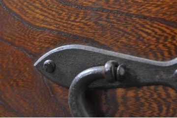 和製アンティーク　特注　上手物!!　前面欅(ケヤキ)材　内部桐材　立派なぶ厚い金具の東北衣装箪笥ローボード(テレビ台、テレビボード、収納箪笥、和タンス、引き出し、ローチェスト)(R-071405)