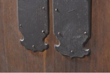 和製アンティーク　特注　上手物!!　前面欅(ケヤキ)材　内部桐材　立派なぶ厚い金具の東北衣装箪笥ローボード(テレビ台、テレビボード、収納箪笥、和タンス、引き出し、ローチェスト)(R-071405)