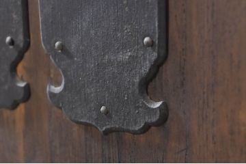 和製アンティーク　特注　上手物!!　前面欅(ケヤキ)材　内部桐材　立派なぶ厚い金具の東北衣装箪笥ローボード(テレビ台、テレビボード、収納箪笥、和タンス、引き出し、ローチェスト)(R-071405)