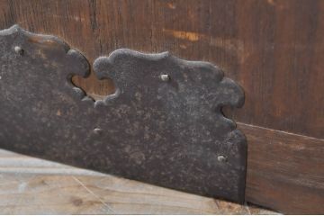 和製アンティーク　特注　上手物!!　前面欅(ケヤキ)材　内部桐材　立派なぶ厚い金具の東北衣装箪笥ローボード(テレビ台、テレビボード、収納箪笥、和タンス、引き出し、ローチェスト)(R-071405)