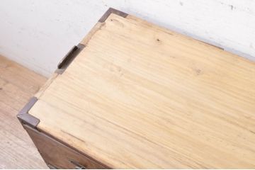 和製アンティーク　特注　上手物!!　前面欅(ケヤキ)材　内部桐材　立派なぶ厚い金具の東北衣装箪笥ローボード(テレビ台、テレビボード、収納箪笥、和タンス、引き出し、ローチェスト)(R-071406)