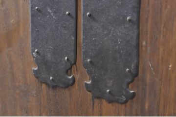 和製アンティーク　特注　上手物!!　前面欅(ケヤキ)材　内部桐材　立派なぶ厚い金具の東北衣装箪笥ローボード(テレビ台、テレビボード、収納箪笥、和タンス、引き出し、ローチェスト)(R-071406)
