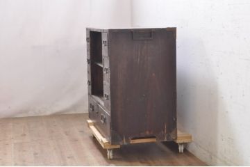 和製アンティーク　使い込まれた風合いが時代の流れを感じさせる角手引き手の小振りな収納箪笥(帳場箪笥、小箪笥、ローチェスト、ドロワー、引き出し)(R-071409)
