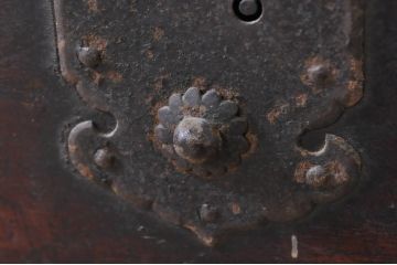 和製アンティーク　使い込まれた風合いが時代の流れを感じさせる角手引き手の小振りな収納箪笥(帳場箪笥、小箪笥、ローチェスト、ドロワー、引き出し)(R-071409)