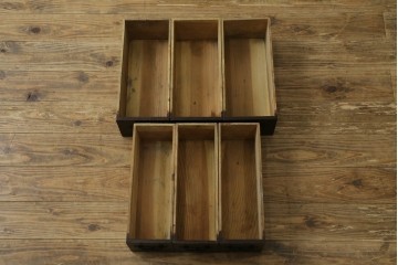和製アンティーク　使い込まれた風合いが時代の流れを感じさせる角手引き手の小振りな収納箪笥　(R-071409)