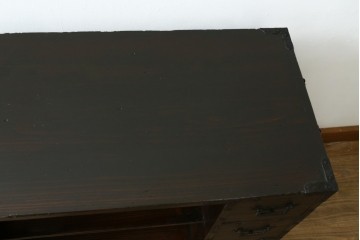 和製アンティーク　使い込まれた風合いが時代の流れを感じさせる角手引き手の小振りな収納箪笥　(R-071409)