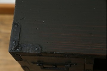 和製アンティーク　使い込まれた風合いが時代の流れを感じさせる角手引き手の小振りな収納箪笥　(R-071409)