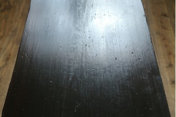 和製アンティーク　使い込まれた風合いが時代の流れを感じさせる角手引き手の小振りな収納箪笥　(R-071409)