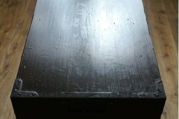 和製アンティーク　使い込まれた風合いが時代の流れを感じさせる角手引き手の小振りな収納箪笥　(R-071409)