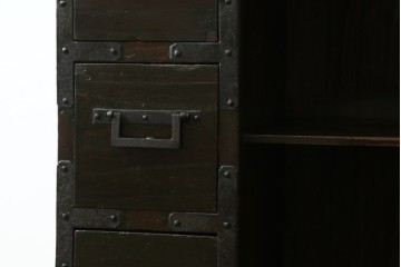 和製アンティーク　使い込まれた風合いが時代の流れを感じさせる角手引き手の小振りな収納箪笥　(R-071409)