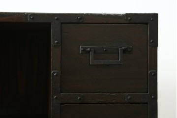 和製アンティーク　使い込まれた風合いが時代の流れを感じさせる角手引き手の小振りな収納箪笥　(R-071409)