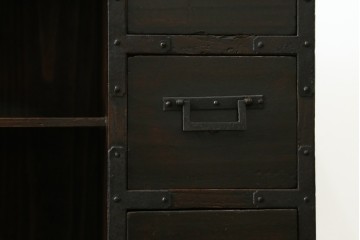 和製アンティーク　使い込まれた風合いが時代の流れを感じさせる角手引き手の小振りな収納箪笥　(R-071409)