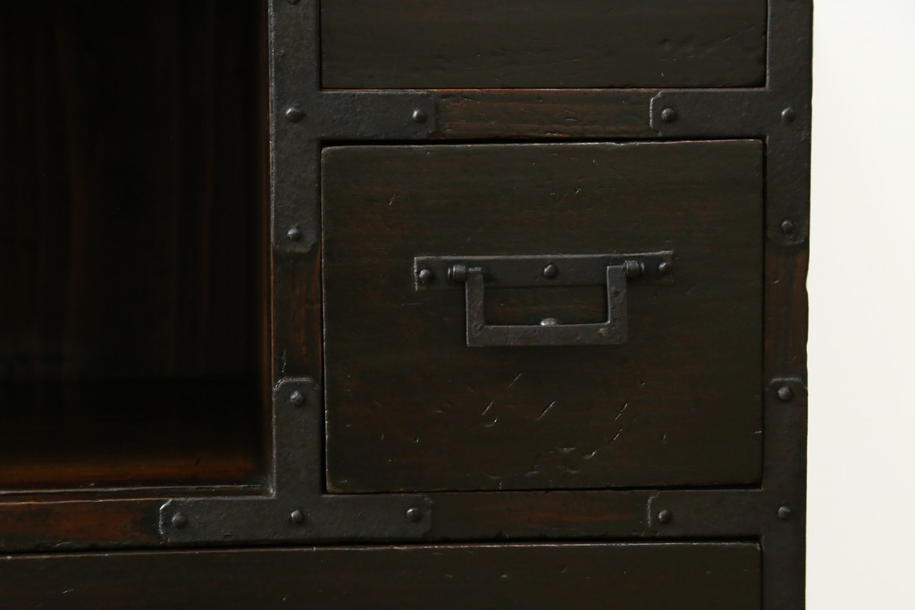 和製アンティーク　使い込まれた風合いが時代の流れを感じさせる角手引き手の小振りな収納箪笥　(R-071409)