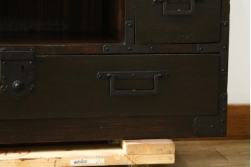 和製アンティーク　使い込まれた風合いが時代の流れを感じさせる角手引き手の小振りな収納箪笥　(R-071409)