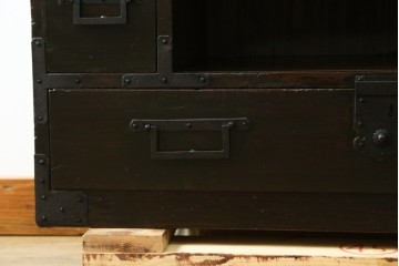 和製アンティーク　使い込まれた風合いが時代の流れを感じさせる角手引き手の小振りな収納箪笥　(R-071409)