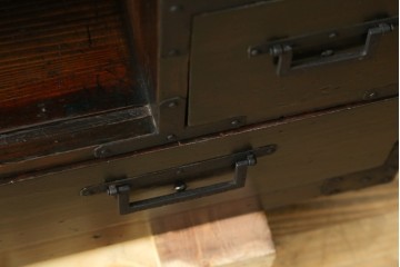 和製アンティーク　使い込まれた風合いが時代の流れを感じさせる角手引き手の小振りな収納箪笥　(R-071409)