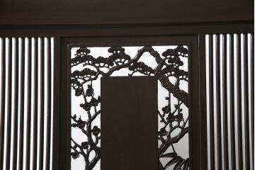 中古　超美品!!　最高級　伝統工芸品　大阪唐木指物　好斉作　蒔絵入り　漆塗り　中澤唐木　紫檀(シタン)材　和の空間を引き立てる輪島塗りの衝立て(仕切り、パーテーション、つい立て、衝い立て)(定価約200万円)(R-071411)