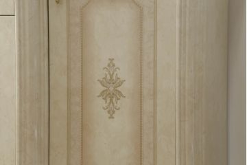 中古　美品!!　イタリア家具　Saltarelli Mobili(サルタレッリモビリ)社　上品で優雅な雰囲気を演出するサイドボード(サイドキャビネット、収納棚、戸棚)(定価約24万円)(R-071415)