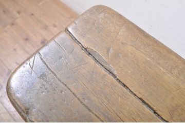 アジアンアンティーク　李朝民芸　李朝家具　使い込まれた風合いが魅力的な彫刻入りベンチ(長椅子、板座チェア、飾り台、花台)(R-071418)