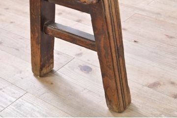 アジアンアンティーク　李朝民芸　李朝家具　使い込まれた風合いが魅力的な彫刻入りベンチ(長椅子、板座チェア、飾り台、花台)(R-071418)