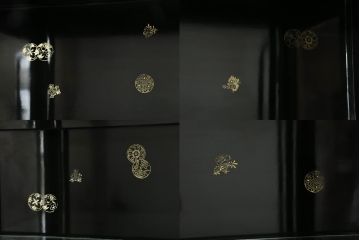 アジアンビンテージ!!　オリエンタルデザイン　中国美術　金彩　花鳥風月　異国情緒溢れるデザインが目を引くキャビネット(李朝家具、飾り棚、収納棚、戸棚、ヴィンテージ)(R-071444)