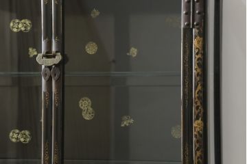 アジアンビンテージ!!　オリエンタルデザイン　中国美術　金彩　花鳥風月　異国情緒溢れるデザインが目を引くキャビネット(李朝家具、飾り棚、収納棚、戸棚、ヴィンテージ)(R-071444)