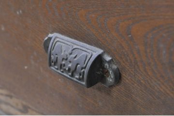和製アンティーク　上手物!!　タモ材　格納式作業台付き　懐かしい雰囲気が魅力的な作りの良い収納棚(食器棚、戸棚、本棚、キャビネット、カップボード)(R-071445)