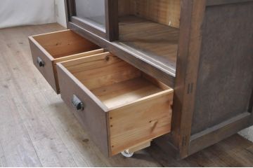 和製アンティーク　上手物!!　タモ材　格納式作業台付き　懐かしい雰囲気が魅力的な作りの良い収納棚(食器棚、戸棚、本棚、キャビネット、カップボード)(R-071445)