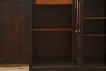 中古　美品!!　北海道民芸家具　落ち着いた深みのある色合いが美しいサイドボード(サイドキャビネット、戸棚、収納棚、リビングボード)(R-071453)