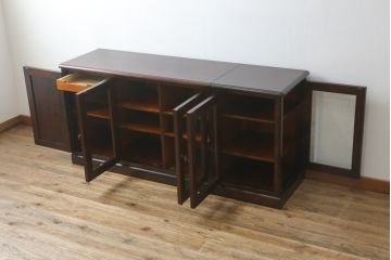 中古　美品!!　北海道民芸家具　落ち着いた深みのある色合いが美しいサイドボード(サイドキャビネット、戸棚、収納棚、リビングボード)(R-071453)