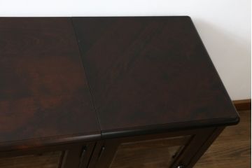 中古　美品!!　北海道民芸家具　落ち着いた深みのある色合いが美しいサイドボード(サイドキャビネット、戸棚、収納棚、リビングボード)(R-071453)