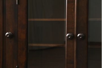 中古　美品!!　北海道民芸家具　落ち着いた深みのある色合いが美しいサイドボード(サイドキャビネット、戸棚、収納棚、リビングボード)(R-071453)